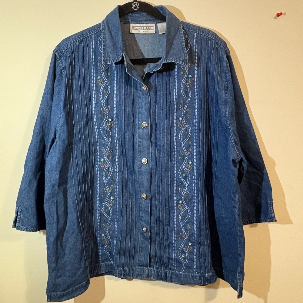 Dress barn Women’s 2X‎ denim button-up shirt pleats floral embroidery detail